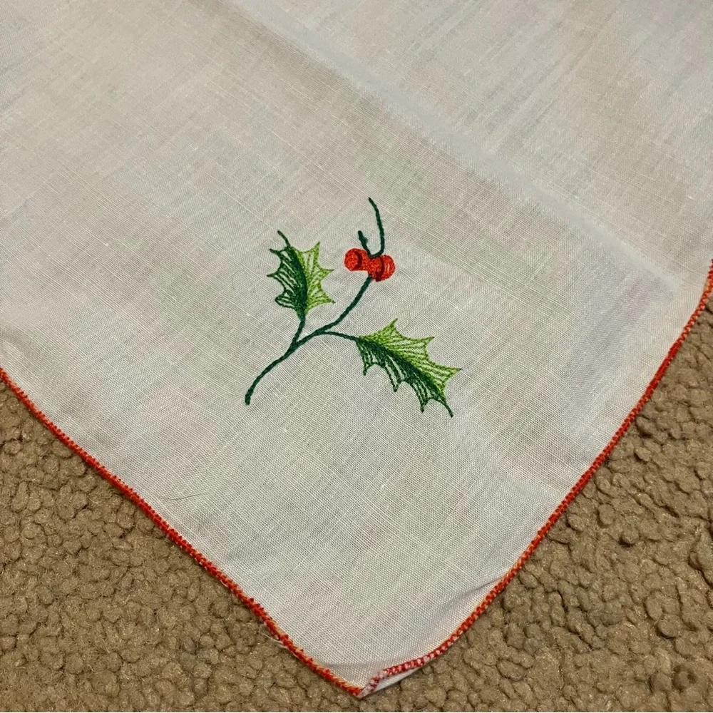 Set of‎ 8 Vintage White Holiday Napkins Holly Embroidery *EUC*